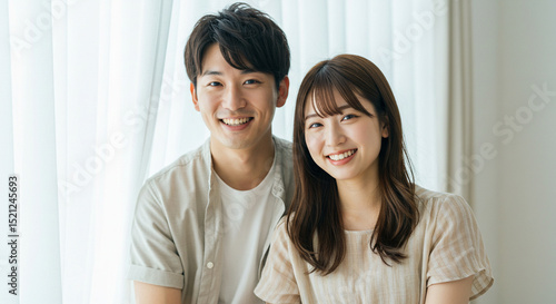 笑顔で寄り添う若い男女のカップル。友達、パートナー、恋人、結婚、新婚イメージ。