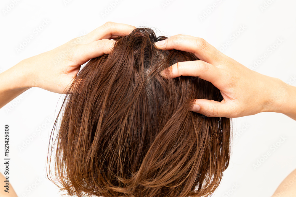 Naklejka premium 髪の毛を気にするミドル女性