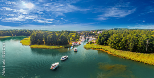 Fototapeta Naklejka Na Ścianę i Meble -  Mazury. kolejka do stacji paliw.