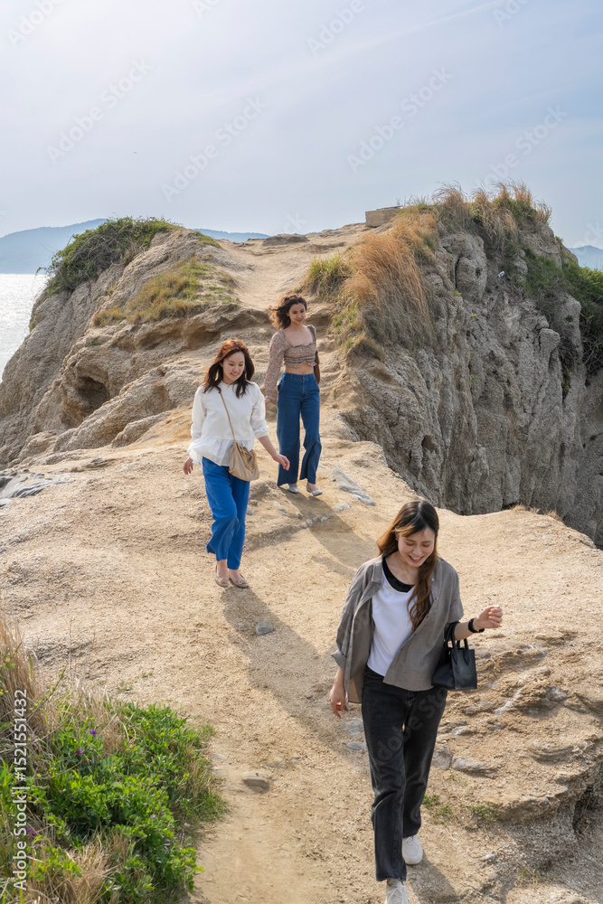 Naklejka premium 友人たちと旅をする女性