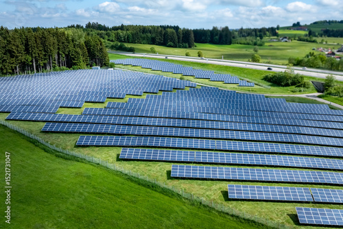 Foto Große Freiflächen-PV Anlage entlang einer Autobahn, Luftbild