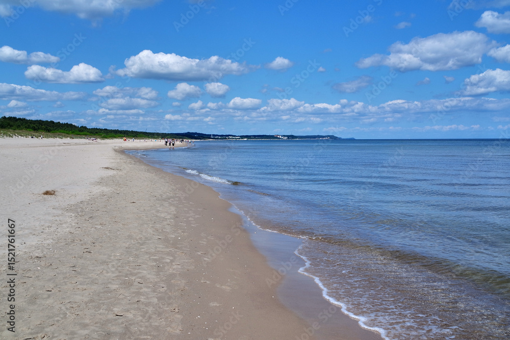 Obraz premium Swinemünde -Polen. Ein Strand, blaue Himmel und weisse Wolken