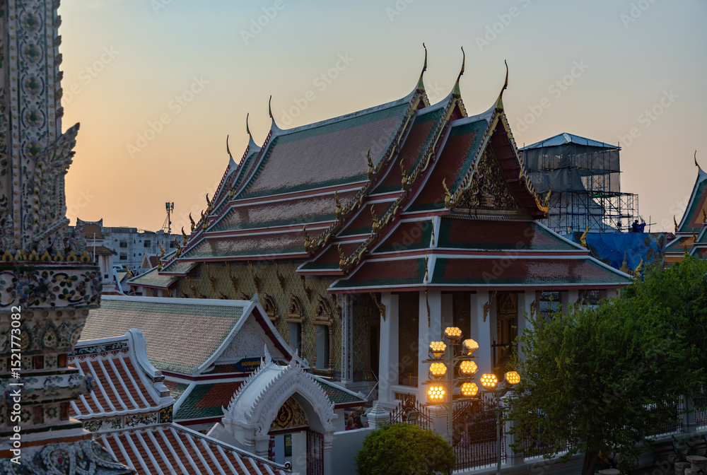 Fototapeta premium Wat Arun Temple - Vihara at Sunset