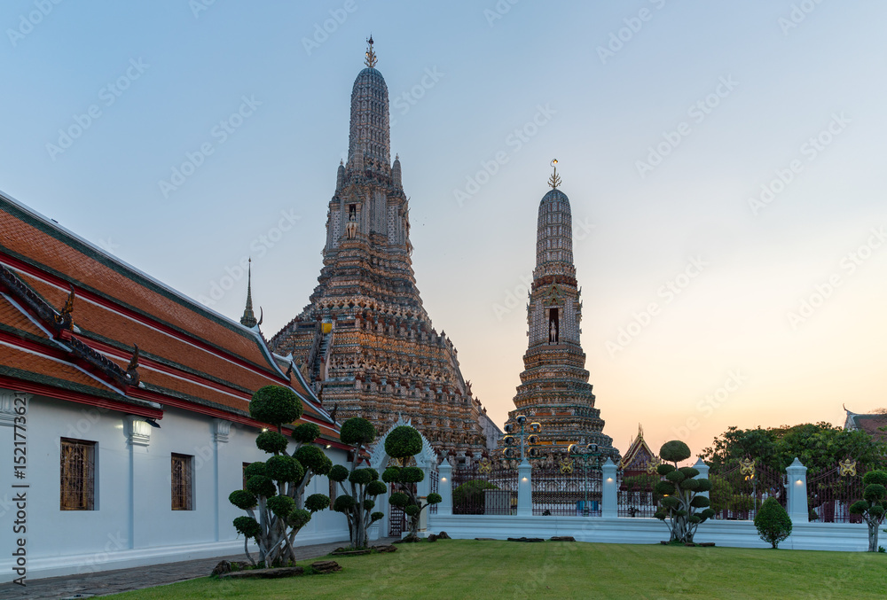 Fototapeta premium Wat Arun Temple at Sunset
