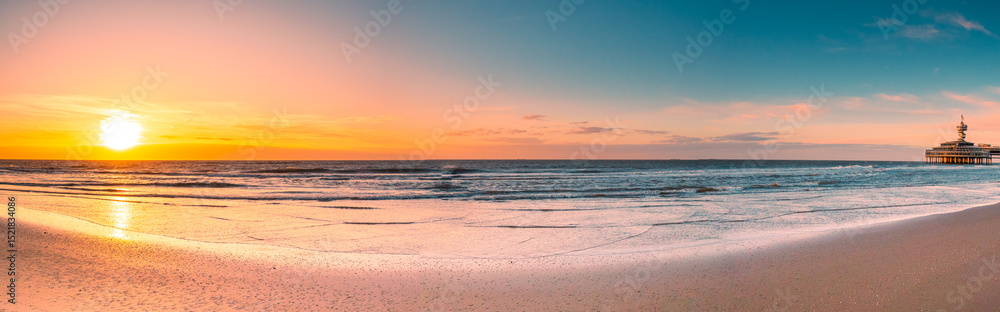 Obraz premium Den Haag, Netherlands, at sunset in spring