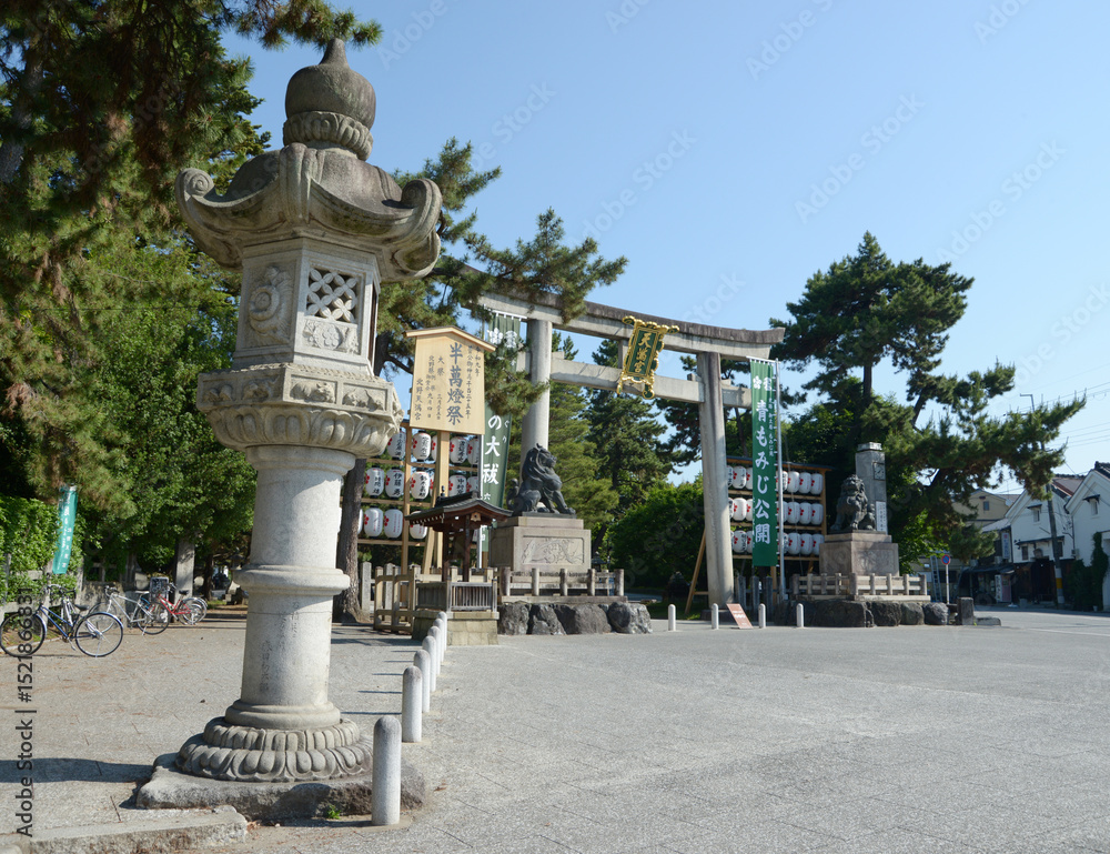 Obraz premium 北野天満宮 境内入口の石灯篭と大鳥居 京都市上京区