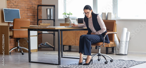 Young businesswoman sufferi...