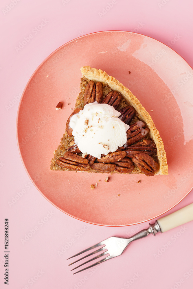Obraz premium Plate with piece of tasty pecan pie on pink background