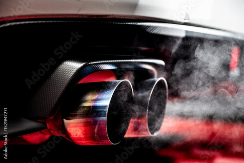 Caños de escapes de acero forjado deportivo humeantes