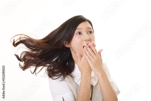 驚く女性