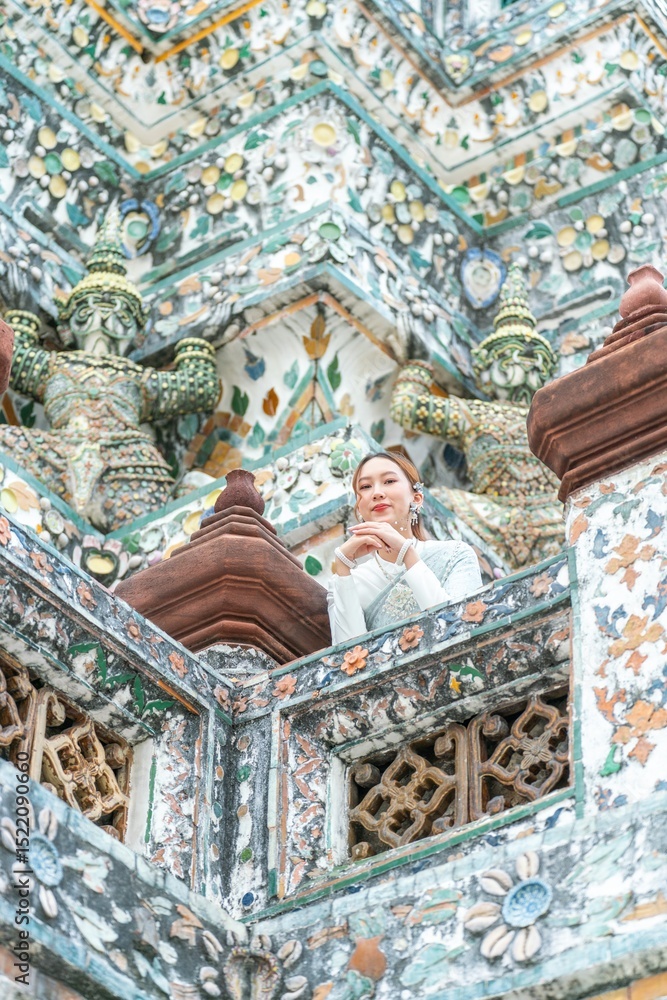 Obraz premium Young Woman in Traditional Thai Dress at Wat Arun, Temple of the Dawn, Bangkok, Thailand