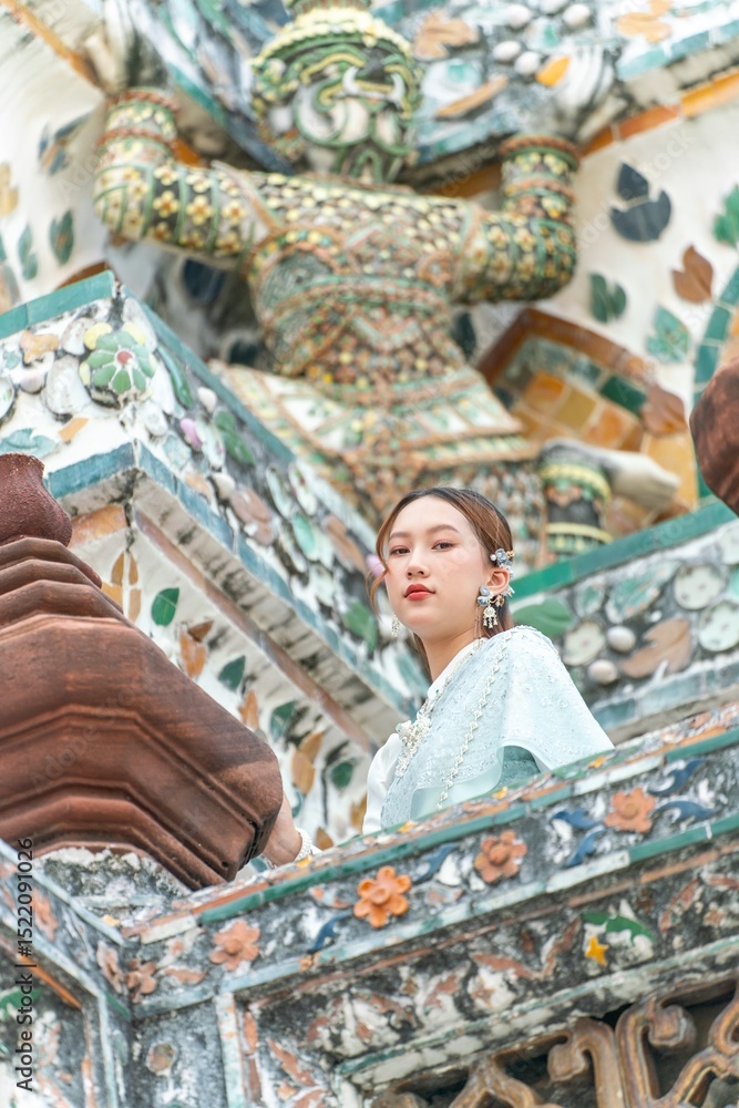 Obraz premium Young Woman in Traditional Thai Dress at Wat Arun, Temple of the Dawn, Bangkok, Thailand