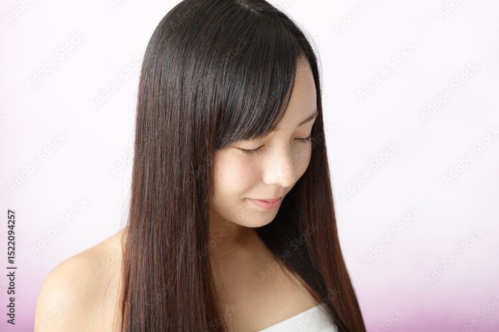 Fototapeta premium 若い女性のヘアケアイメージ