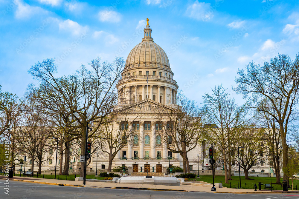 Obraz premium Madison Capitol View on a Summer Morning