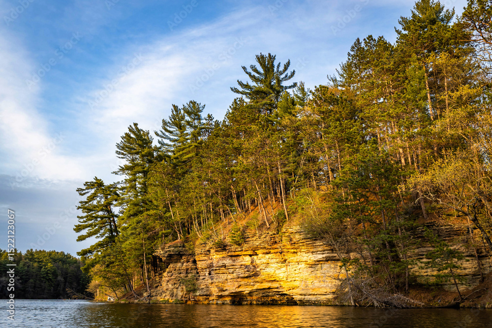 Naklejka premium Sunset View of Scenic Cliffs at Mirror Lake