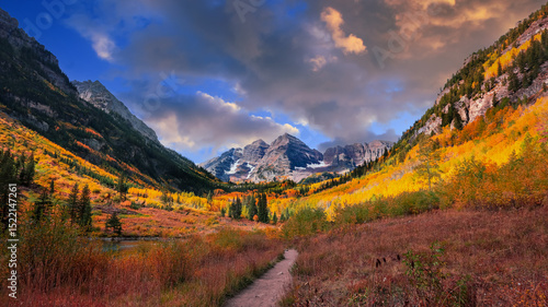 Fotografie Panoramic view of scenic Maroon bells state park in autumn time in Colorado