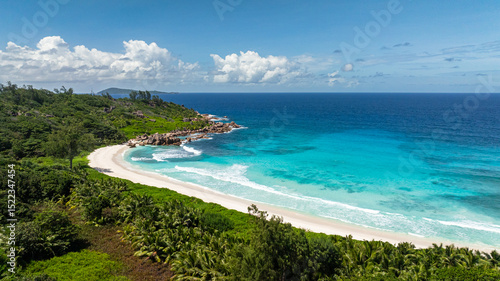 Fotografie A secluded cove with calm turquoise waters and white sandy beach
