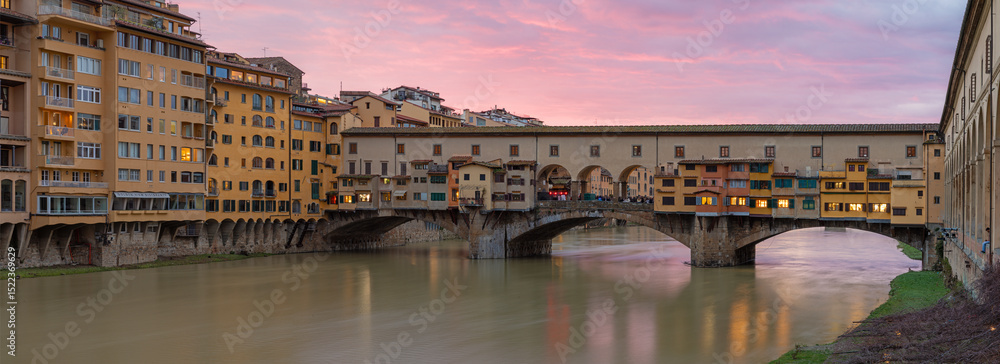 Naklejka premium Florence - The bridge Ponte Vecchio at dusk.