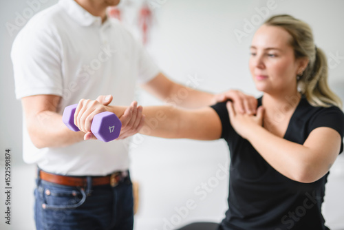 Bilde på lerret male physio therapist and woman helping patient