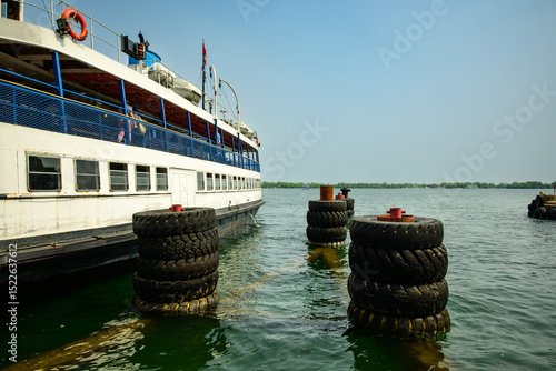 Canvas Print Pedestrian ferry at dock side view with open harbour Toronto Islands  and workin