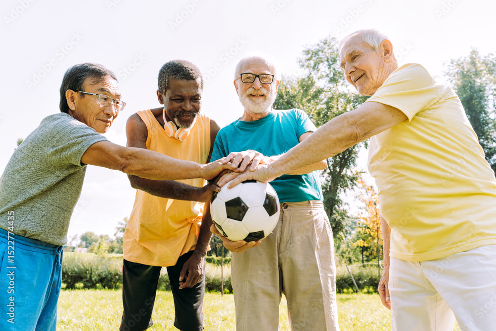 Obraz premium Group of senior friends playing at the park
