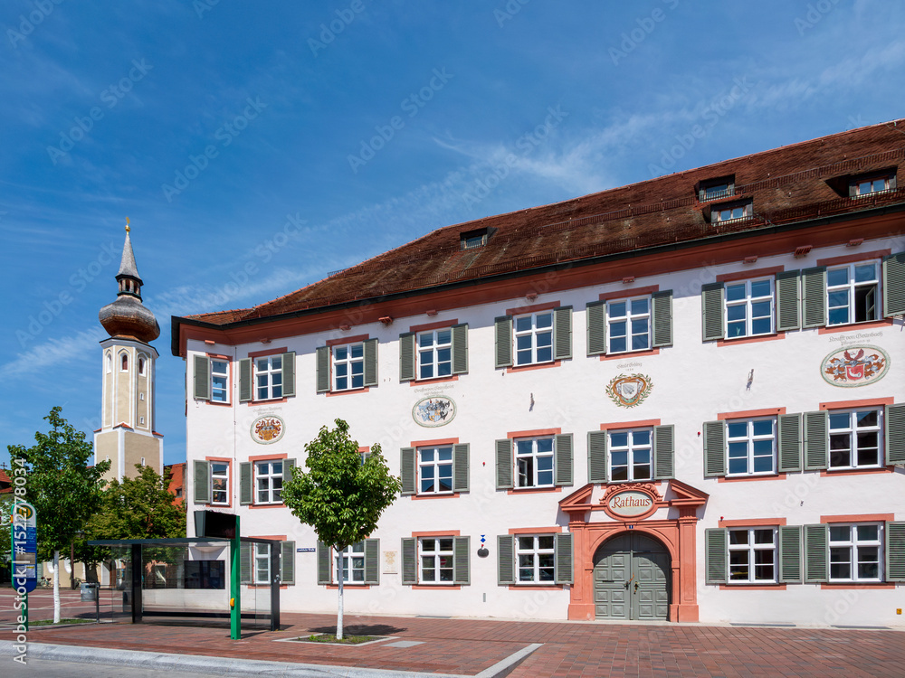 Fototapeta premium Rathaus und Kirche, Frauenkircherl am Schrannenplatz, Erding, Bayern, Deutschland, Europa