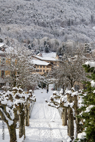 Le Parc Thermal de Brides-les-Bains, Tarentaise, Savoie, en hiver sous la neige, station de ski dans Les 3 Vallées