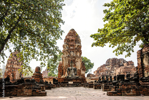 Canvastavla Large building with a statue of Buddha in the middle