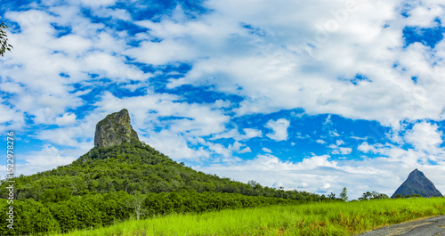 Mount Coonowrin und Mount Ngungun im Glass House Mountains National Park