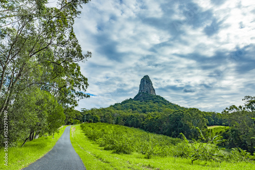 Landstrasse zum Mount Coonowrin m Glass House Mountains National Park