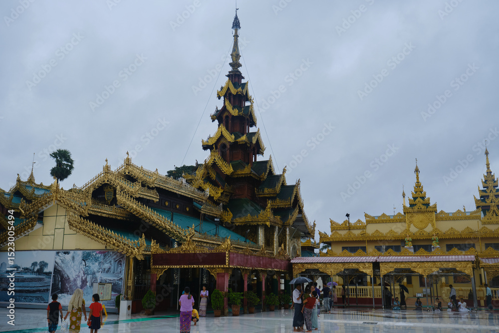 Fototapeta premium Buddhist temple in Yangon, Myanmar