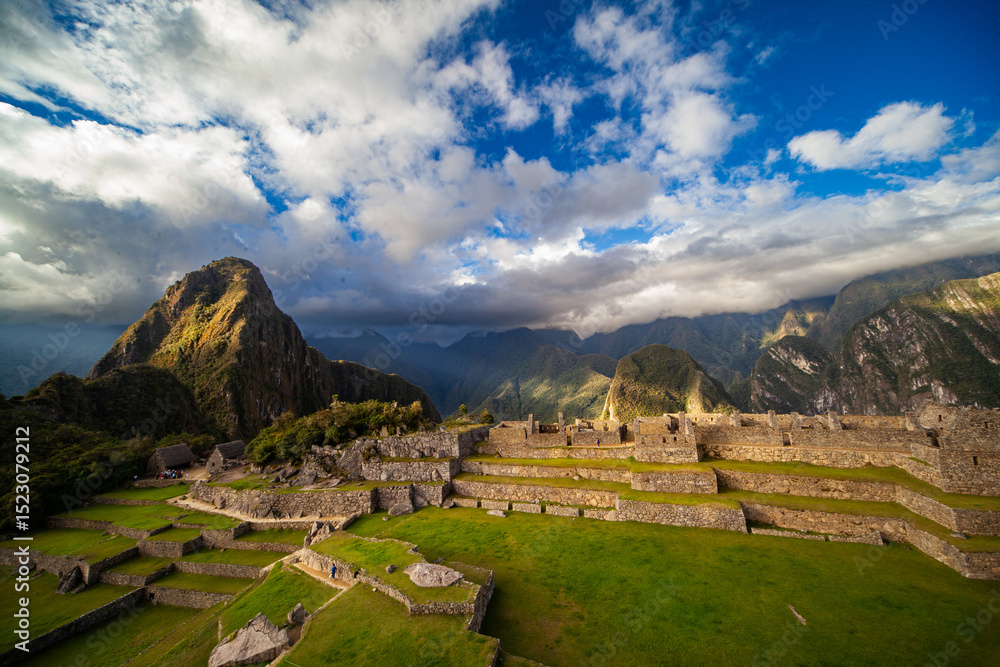 Obraz premium Machu Picchu, Incas Empire Lost Capital City, Ancient Temple Buildings on Terrace Walls in Andes Sacred Valley, Huayna Picchu Mountain Peak, Peru