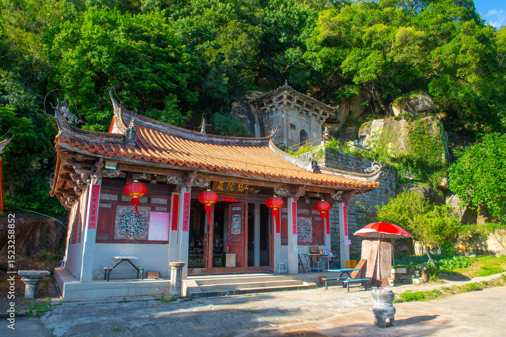 Obraz premium Mituo Rock Temple is a Buddhist temple on the mountainside of Mount Qingyuan in city of Quanzhou, Fujian Province, China. 