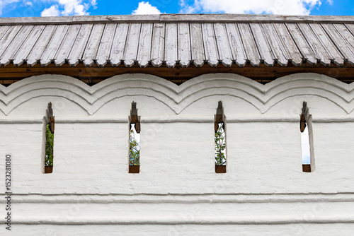Foto fragment of the wall of an old fortress with loopholes