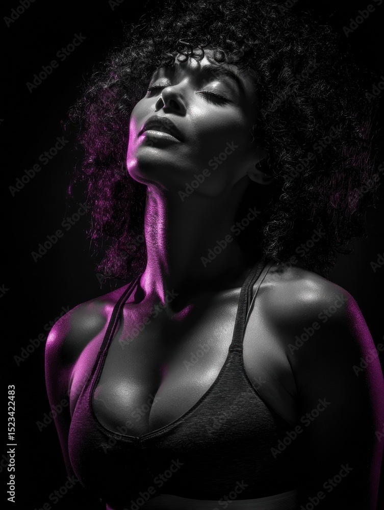 Naklejka premium A woman with a black bra and a purple background