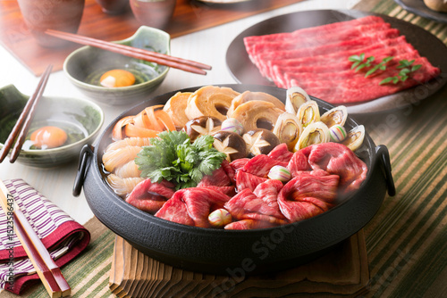 Photos 【すき焼き】醤油・砂糖などを混ぜた割り下で煮て溶き卵をからめていただく関東風のすきやき。お豆腐の代わりに車麩を使い鞠麩で華やかに仕上げました。