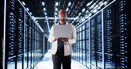 Foto Smiling IT Specialist Configuring Servers In Data Center