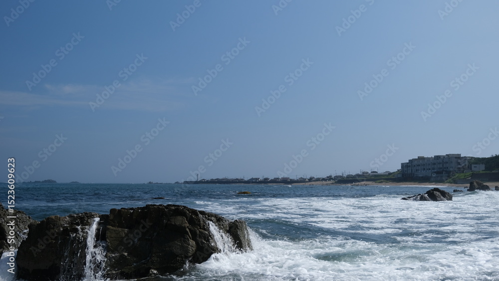 Fototapeta premium 日本、千葉、犬吠埼灯台、灯台、九十九里、銚子、犬吠埼、展望台、銚子半島、海、白亜の灯台、観光スポット、青空