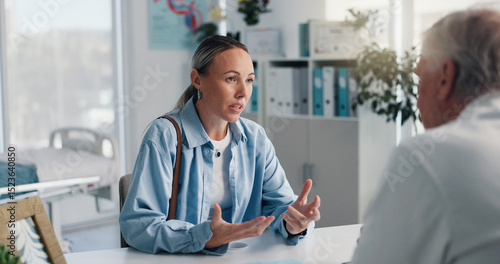 Φωτογραφία Woman, doctor and discussion in clinic for medical services, consultation or opinion