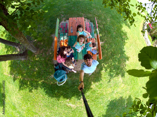 Giovane famiglia si scatta un selfie nel parco