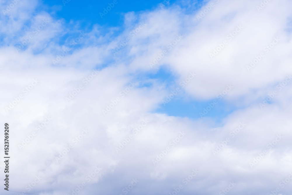 Obraz premium 雨上がりの澄んだ青空と白い雲68