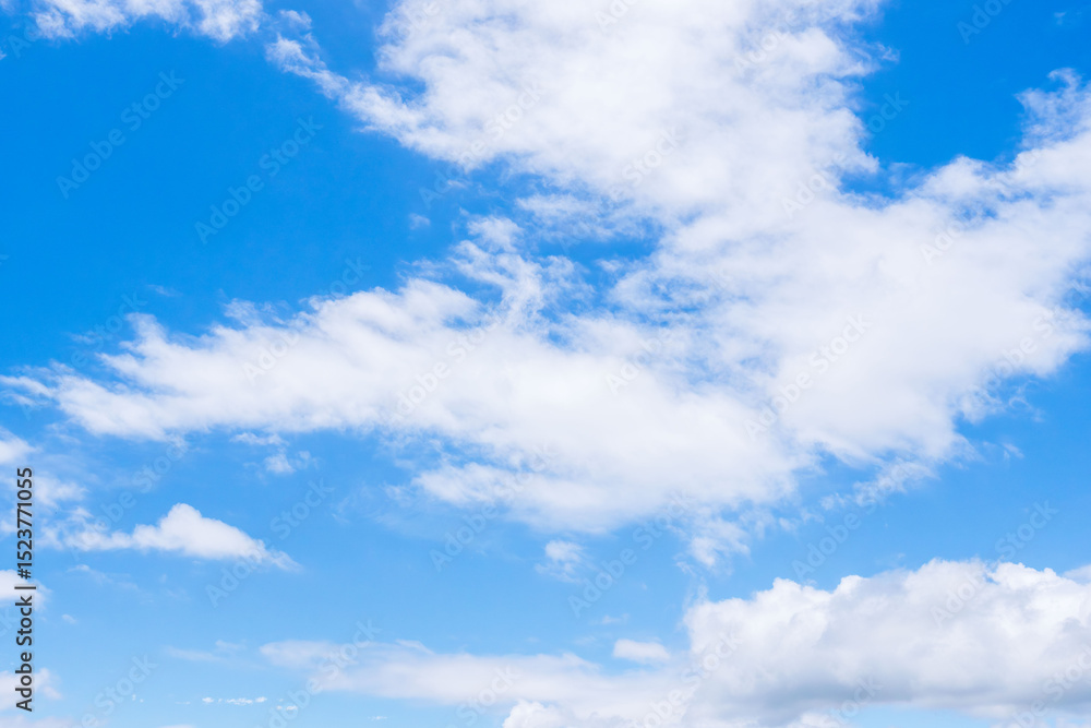 Fototapeta premium 雨上がりの澄んだ青空と白い雲94