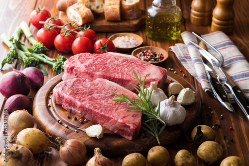 Fotografía 【ステーキ用精肉 / 和牛サーロイン】ステーキ用の霜降り国産和牛サーロイン。 きれいな霜降りの模様が入った上品な肉質。高級食材。