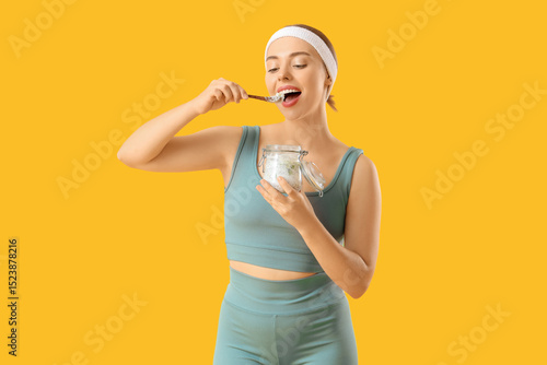 Sporty young woman eating c...