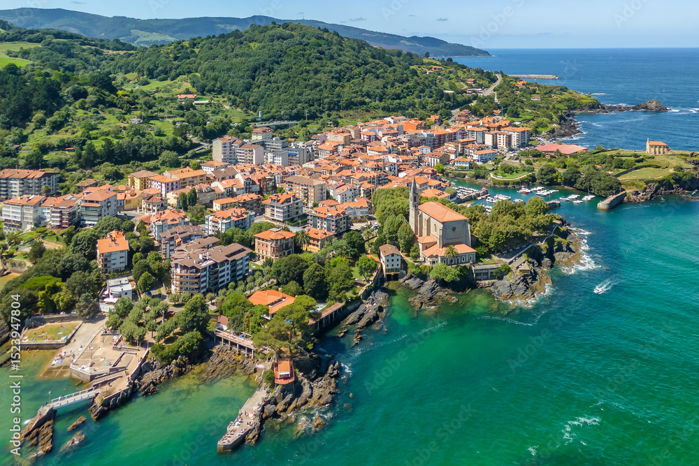 Obraz premium Aerial view of Mundaka fishing village in Biscay, Basque Country, northern Spain