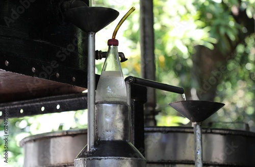Obraz na płótnie Distillation d'huile essentielle de Ylan-Ylang