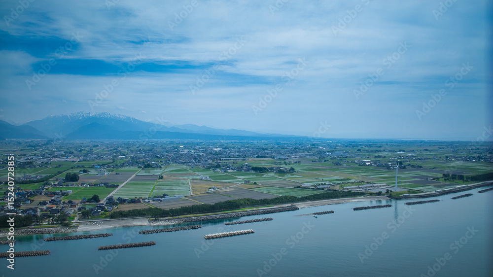 Fototapeta premium 梅雨間際で湿度の高い日本の沿岸部と離岸堤や洋上風力発電風車などの様子
