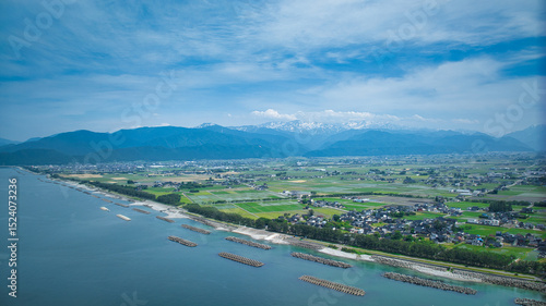 Wallpaper Mural 梅雨間際で湿度の高い日本の沿岸部と離岸堤や洋上風力発電風車などの様子 Torontodigital.ca