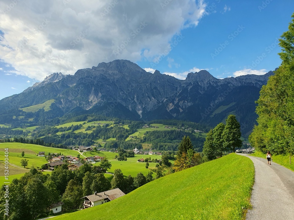 Fototapeta premium Das Birnhorn, 2626 m, oberhalb Leogang in Tirol ist Ziel schwieriger Bergwanderungen und Klettersteigbegehungen