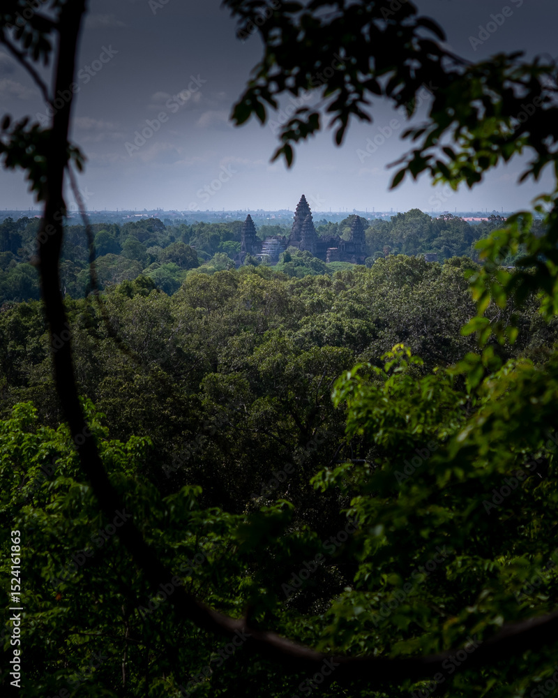 Obraz premium Ancient temples of the abandoned city of Angkor, near the city of Siem Reap, Cambodia
